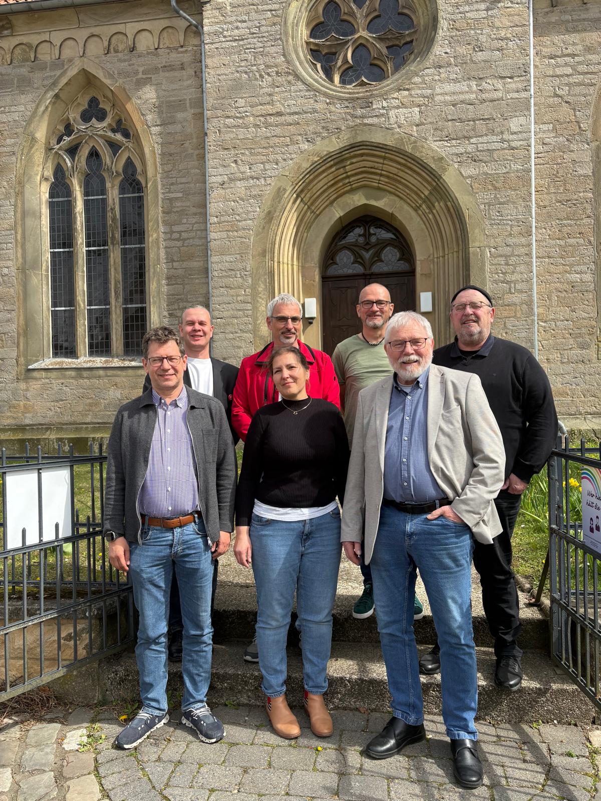 Enrico Wendt mit der SPD-Abteilung Bornhausen vor der Kirche